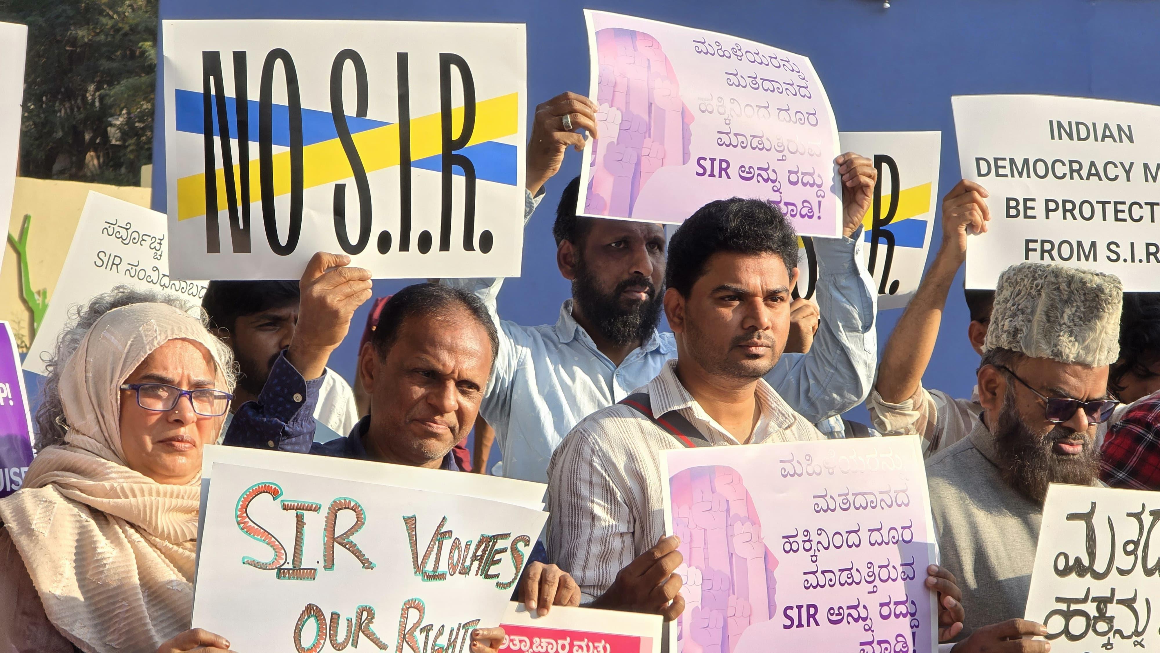 بنگلورو میں خصوصی نظرثانی کے دوران ووٹروں کے نام حذف کیے جانے کے خلاف کارکنوں کا احتجاج