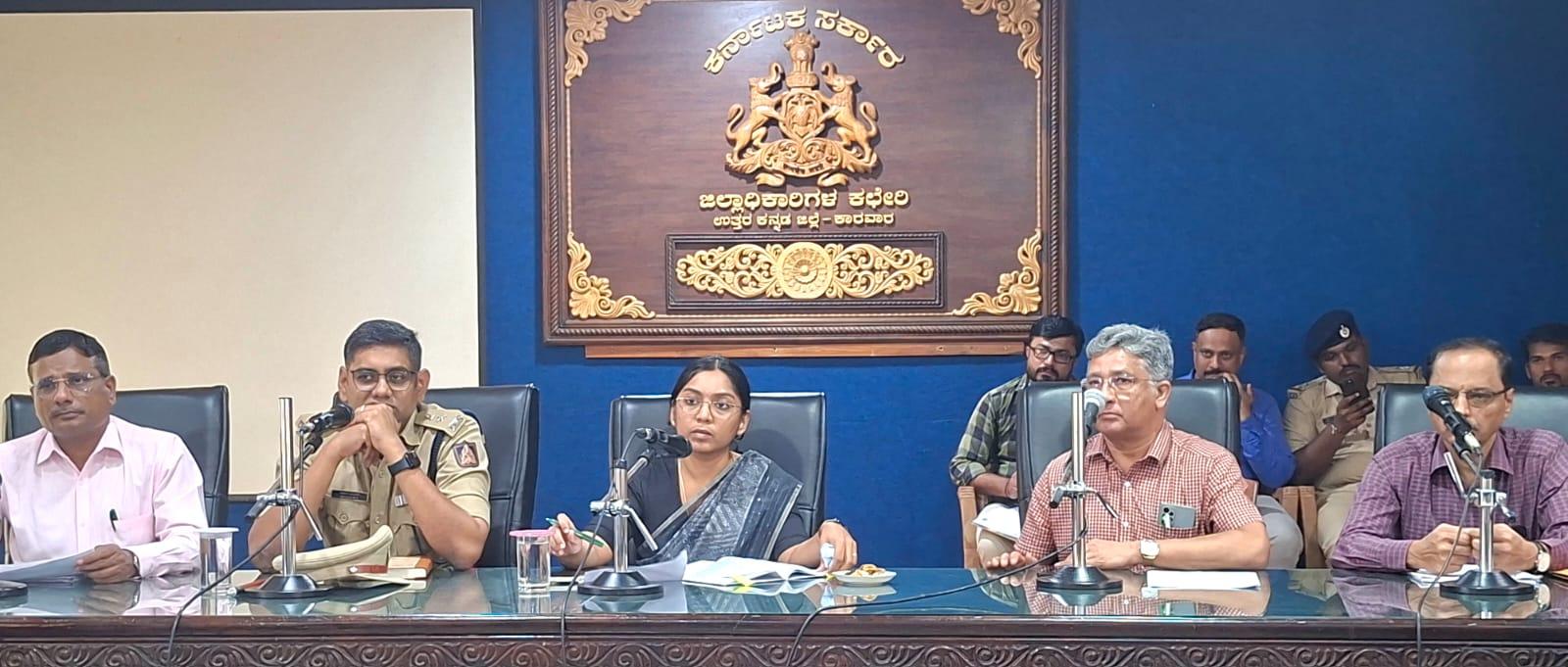 کاروار: پرائیویٹ گاڑیوں میں کرایہ پر مسافر لے جانے والوں کے لائسنس منسوخ کرنے ڈپٹی کمشنر کی ہدایت