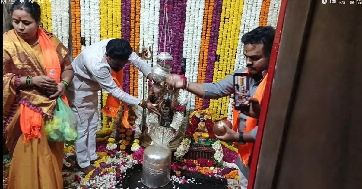 کرناٹک کے کلبرگی میں مسلم نوجوانوں کی جانب سے شیو مندر کی سجاوٹ پر ہندو تنظیموں کا احتجاج