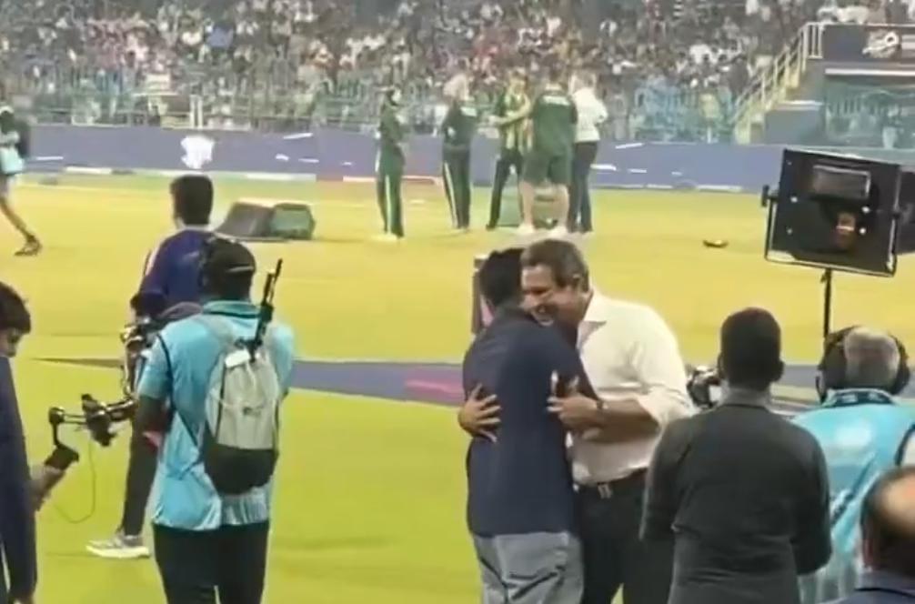 کولمبو میں ہینڈ شیک تنازع کے بیچ روہت شرما اور وسیم اکرم کے معانقے نے جیتا دل، اسپورٹس مین اسپرٹ پر نئی بحث