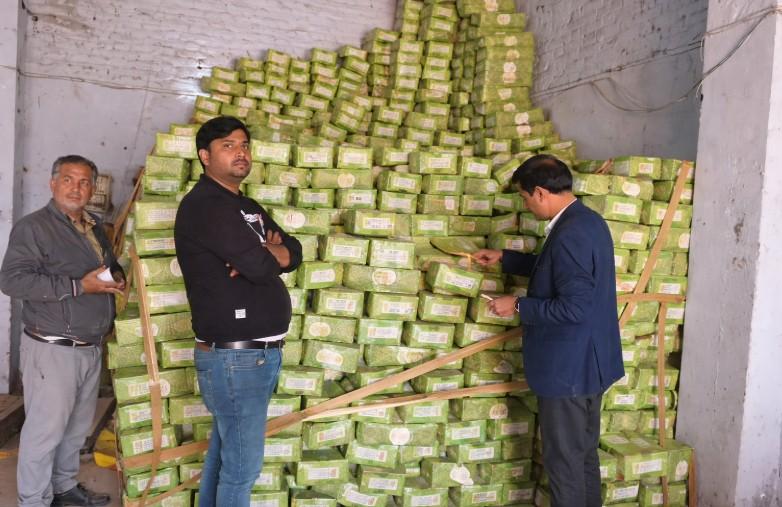 کانپور میں 10 ہزار کلو ایکسپائری کھجور برآمد، تاریخ بدلنے کا شبہ