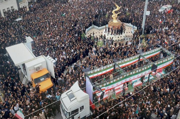 امریکی۔اسرائیلی کارروائی میں جاں بحق بچیوں اور عملے کی اجتماعی نمازِ جنازہ، ہزاروں افراد کی شرکت