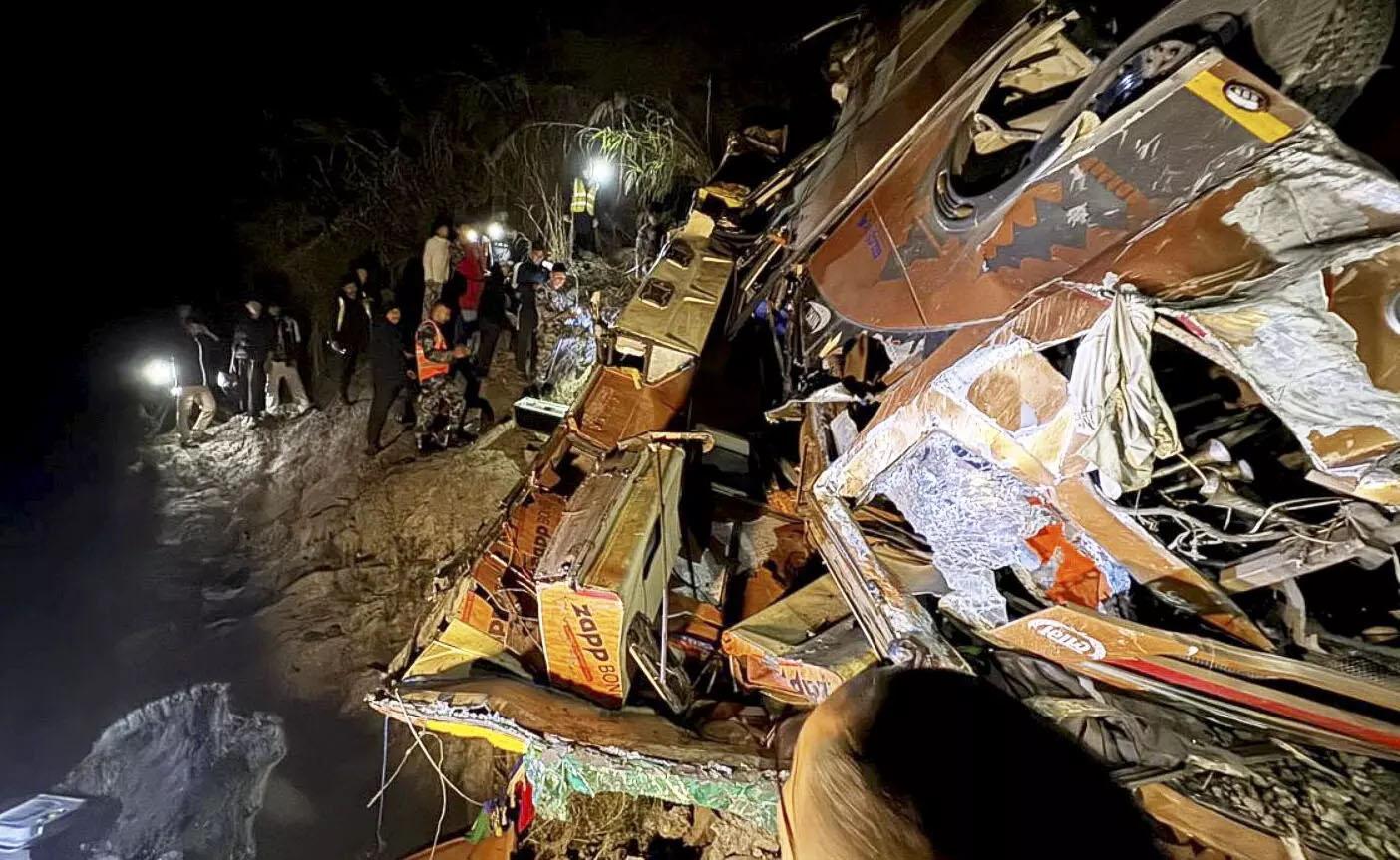 نیپال میں بس   ندی میں جا گری، خوفناک حادثے میں 18 افراد جاں بحق، 27 زخمی