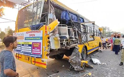 مینگلورو کے قریب الال میں سڑک حادثہ - مچھلیوں سے بھری کینٹرلاری کی اسکول بس سے ٹکر - 7 طالب علم زخمی