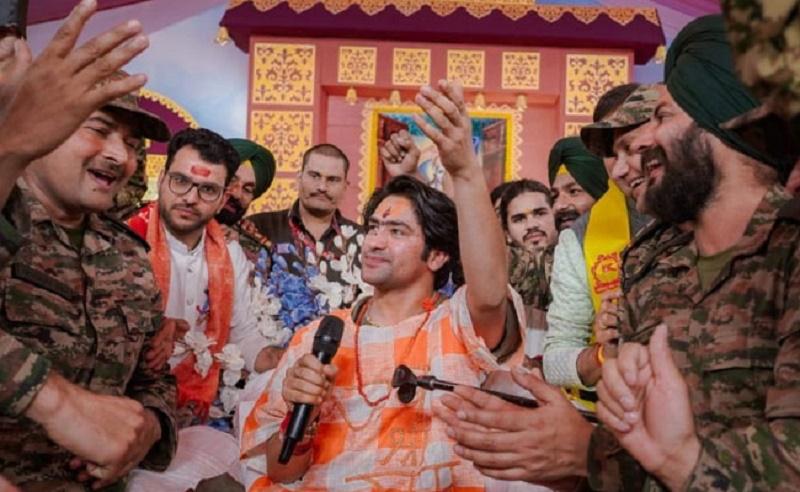 بھارت کو ہندو راشٹر بنانے کا عہد کرنے والے دھیریندر شاستری کے قدموں میں وردی پوش فوجی