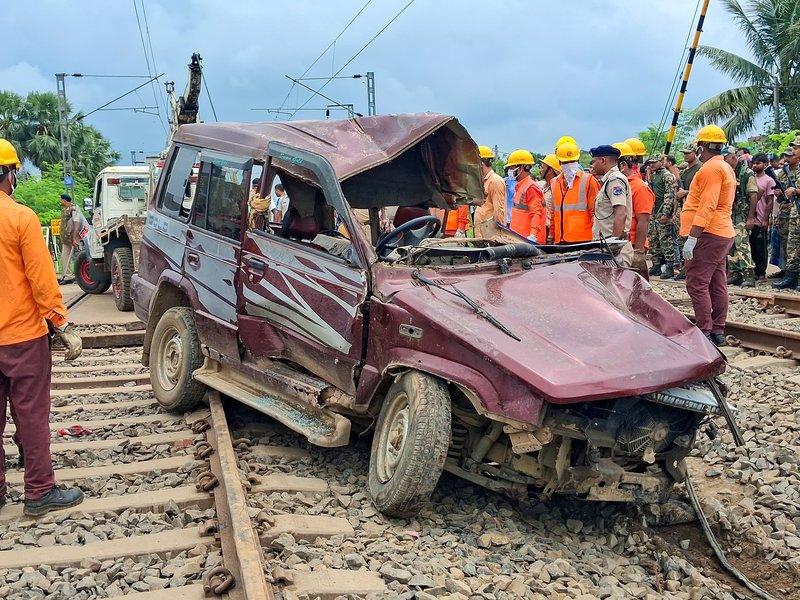 مرشد آباد میں خوفناک حادثہ، ٹرین اسکول وین سے ٹکرا گئی، 3 افراد جاں بحق