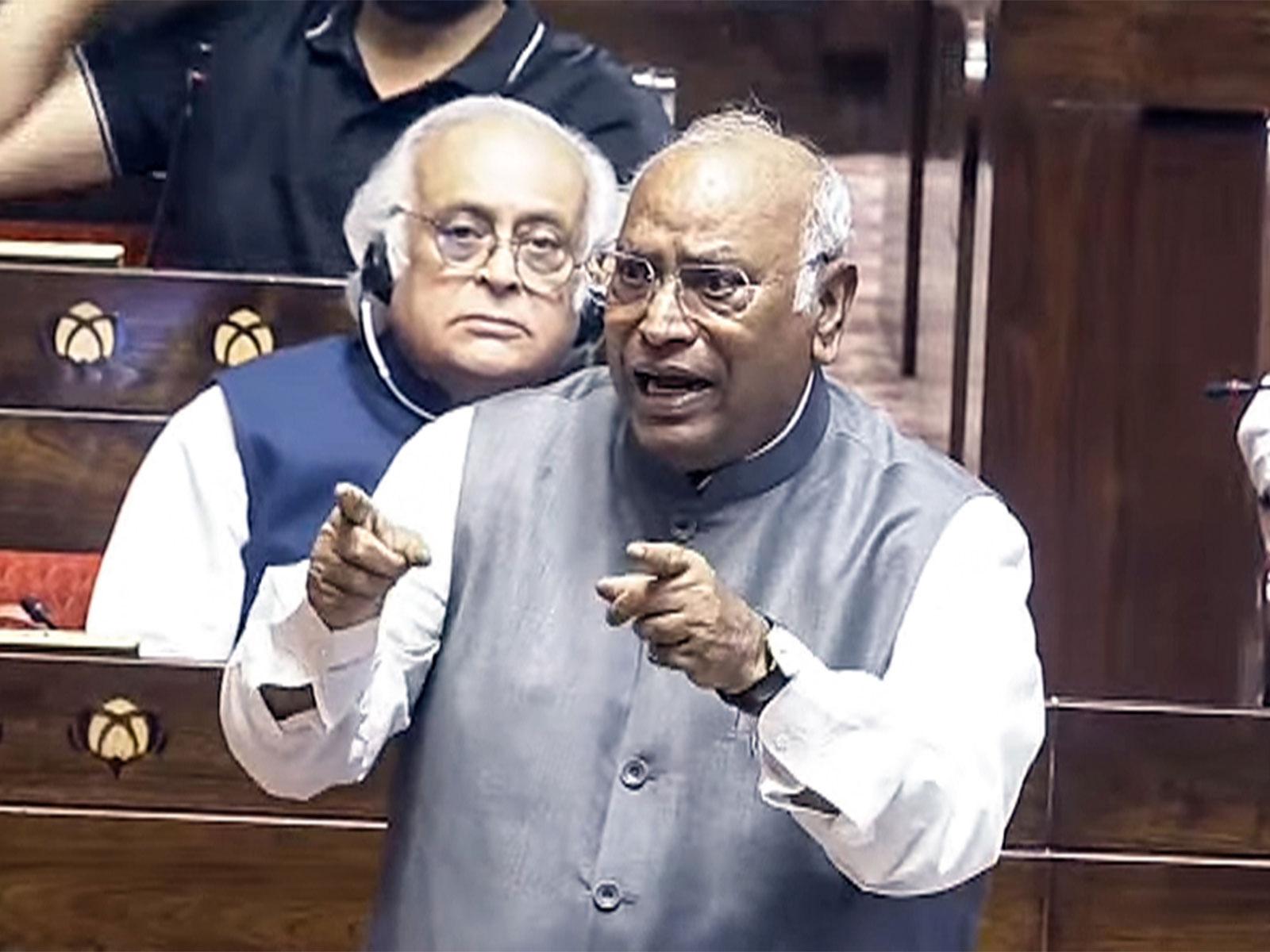 کھرگے کا مودی حکومت پر شدید حملہ، یونیورسٹیوں کو طلبہ کے خلاف استعمال کرنے کا الزام