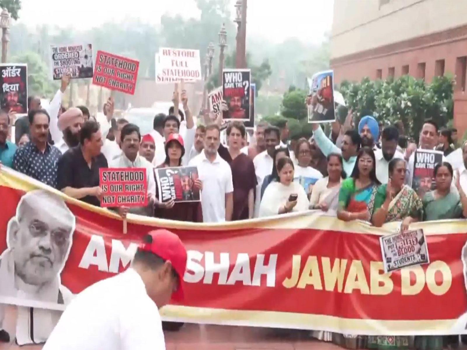 ’مودی-شاہ ایوان میں آئیں اور جواب دیں‘، اپوزیشن کے ہنگامے کے باعث پارلیمنٹ کی کارروائی دن بھر کیلئے ملتوی