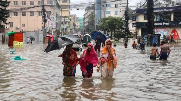 بنگلہ دیش میں سیلاب اور لینڈ سلائیڈنگ کی تباہ کاری، روہنگیا پناہ گزیں کیمپ بھی متاثر، 54 افراد ہلاک
