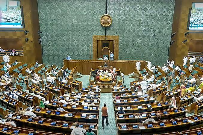 اپوزیشن کے شدید احتجاج اور نعرے بازی کے باعث لوک سبھا کی کارروائی پورے دن کے لیے ملتوی