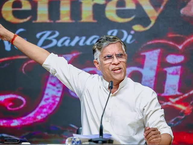 وی ایچ پی کے خط پر کانگریس کا جوابی وار، پون کھیڑا کا طنز: ’’چوری کوئی کرے، ثبوت کوئی اور دے؟‘‘