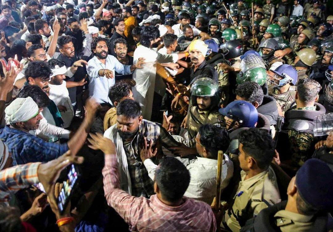 بھوپال میں کسانوں کا طاقت کا مظاہرہ، رات بھر دھرنا، سی ایم ہاؤس کی جانب مارچ پر سکیورٹی سخت