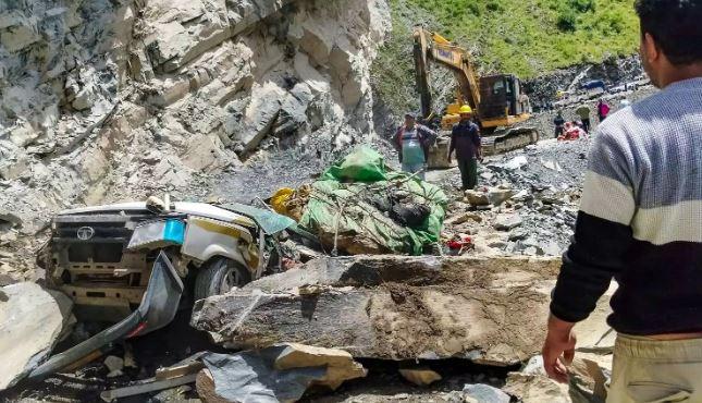 ہماچل پردیش میں لینڈ سلائیڈنگ کا المناک حادثہ، چٹان گرنے سے 6 ماہ کے بچے سمیت 13 افراد ہلاک