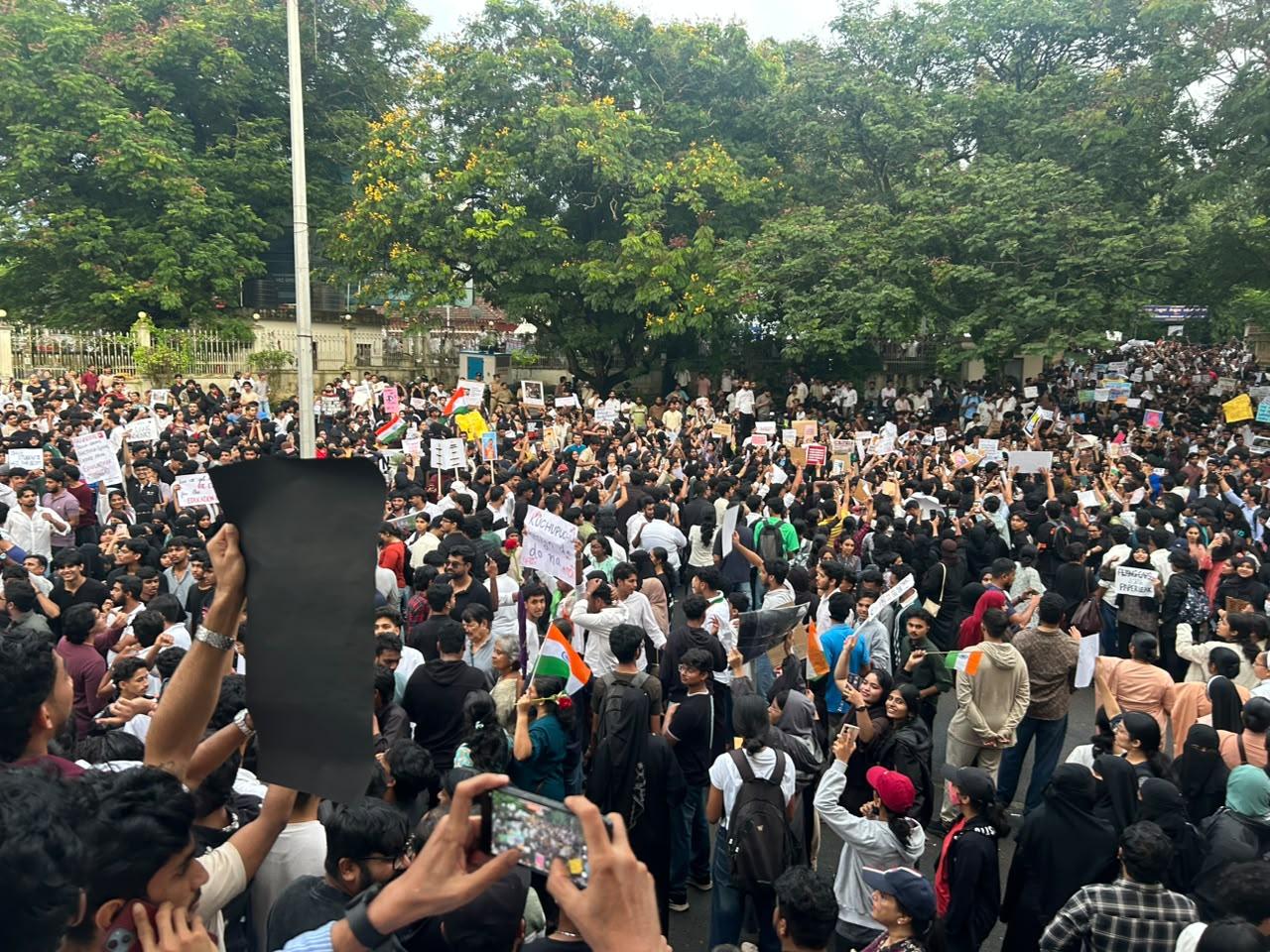 نیٹ پیپر لیک معاملہ: منگلورو میں ایس ایف آئی اور ڈی وائی ایف آئی کا احتجاج، مرکزی وزیر تعلیم کے استعفے کا مطالبہ
