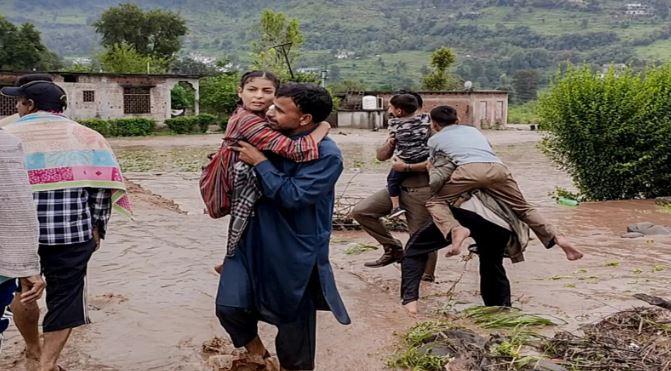 جموں و کشمیر میں بارشوں کی تباہی، لینڈ سلائیڈنگ سے 11 افراد جاں بحق، 7 لاپتہ