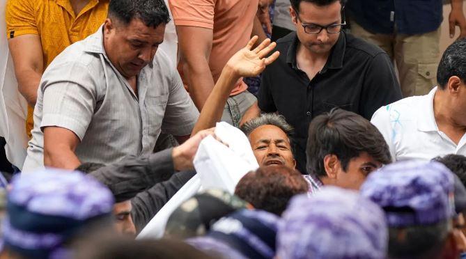 جنتر منتر سے سونم وانگچک کو زبردستی اسپتال منتقل، اپوزیشن کا حکومت پر جمہوریت کچلنے کا الزام