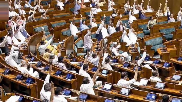 اینٹی پیپر لیک بل پر لوک سبھا میں گرما گرم بحث، مودی اور امت شاہ کی غیر حاضری پر اپوزیشن کا احتجاج