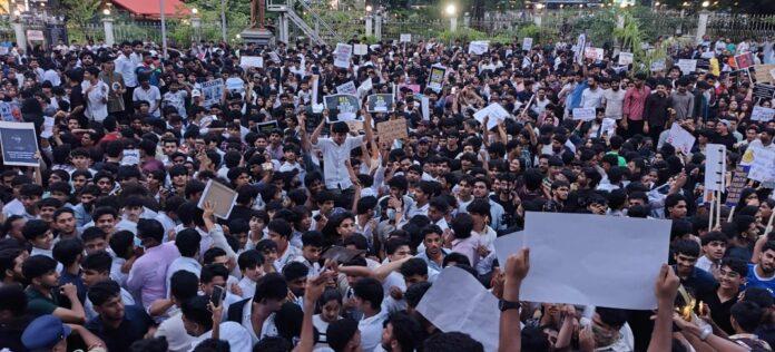 اڈپی: منی پال میں نیٹ پرچہ لیک کے خلاف طلبہ کا احتجاج؛ مرکزی وزیر تعلیم کے استعفے کا مطالبہ