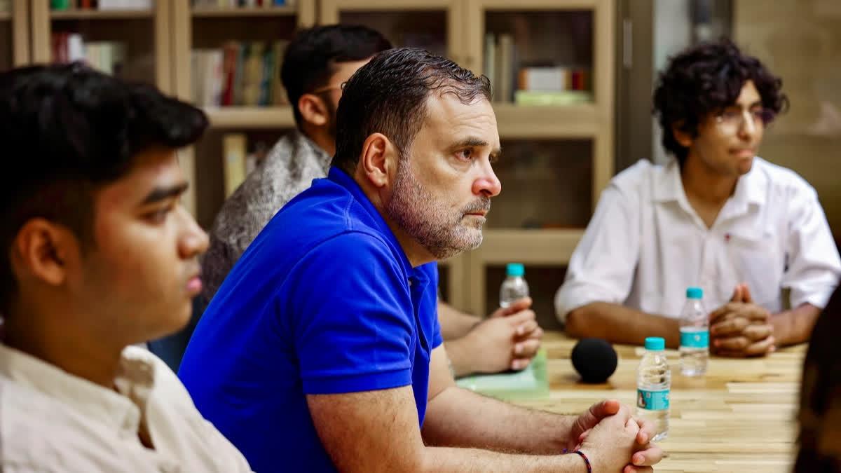 سی بی ایس ای امتحانی تنازعہ: راہل گاندھی طلبہ کے ساتھ، دھرمیندر پردھان کی برطرفی کا مطالبہ