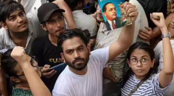 ابھیجیت دِپکے اورنگ آباد پہنچ گئے، کہا لڑائی جاری رہے گی، پیپر لیکس پر حکومت کو  لیا آڑے ہاتھوں