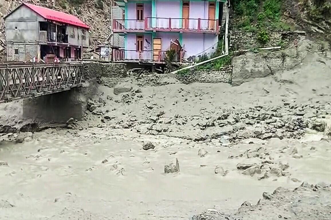 ہماچل، گجرات اور مدھیہ پردیش میں موسلا دھار بارش، سیلاب اور لینڈ سلائیڈنگ سے معمولات متاثر