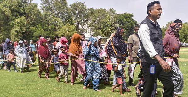 احمد آباد میں غیر قانونی تارکین وطن کے خلاف بڑا کریک ڈاؤن، 166 بنگلہ دیشی شناخت شدہ، 300 سے زائد افراد حراست میں