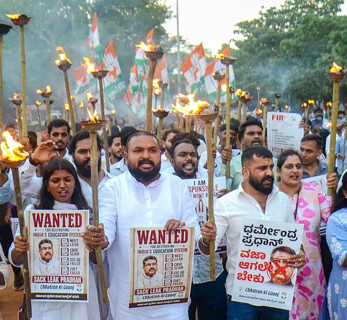 بنگلورو میں نیٹ بے ضابطگیوں پر یوتھ کانگریس کا احتجاج، وزیرِ تعلیم سے استعفے کا مطالبہ