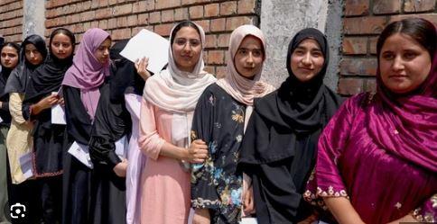 ری-نیٹ امتحان کے دوران ضابطوں پر سوالات، کہیں بالیاں اتروائی گئیں تو کہیں برقعہ بنا تنازع کا سبب