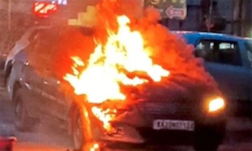 موڈبیدری: چلتی کار میں بھڑکی آگ -  جسمانی نقصان سے محفوظ رہے کار میں سوار افراد