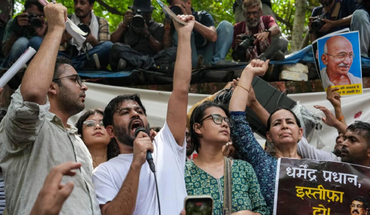 ’کاکروچ جنتا پارٹی‘ کا احتجاج جاری، نوجوانوں نے وزیر تعلیم دھرمیندر پردھان کے استعفے کا  کیا مطالبہ