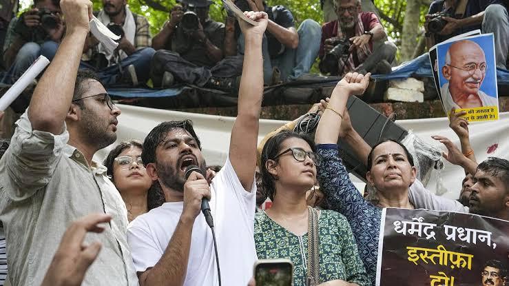 جنتر منتر پر "کاکروچ جنتا پارٹی" کا احتجاج ساتویں روز بھی جاری