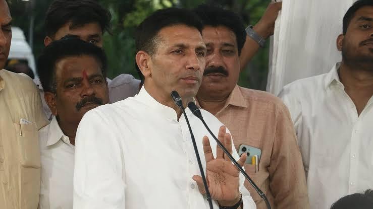 مدھیہ پردیش میں زمین خریداری پر تنازع، کانگریس نے وزیر اعلیٰ سے جواب طلب کیا