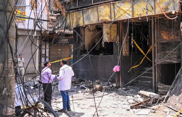مالویہ نگر آتشزدگی: 21 افراد کی جان گئی، غیر ارادی قتل کا کیس درج؛ میئر نے جامع تحقیقات کا حکم دیا