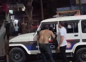 ہلیال : نشے میں دھت غنڈے کی عام سڑک پر دھاندلی - پولیس اہلکاروں پر حملہ - پولیس کی کارکردگی پر اٹھے سوال ۔ ایس پی نے دیا گرفتاری اور تحقیقات کا حکم