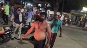 ہلیال : سڑک پر راوڈی شیٹر کا ہنگامہ - پی ایس آئی معطل - 8 پولیس اہلکاروں کا تبادلہ