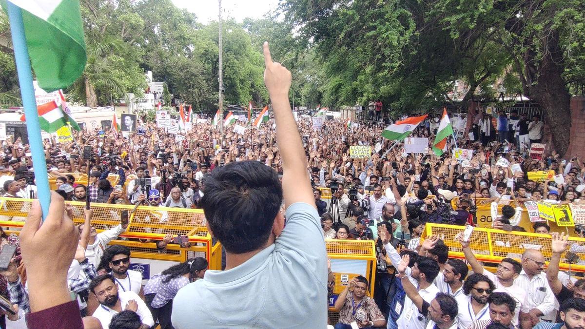 ناگپور میں کاکروچ جنتا پارٹی کا احتجاج، ابھیجیت دپکے کے بیان پر نعرے بازی سے ہنگامہ