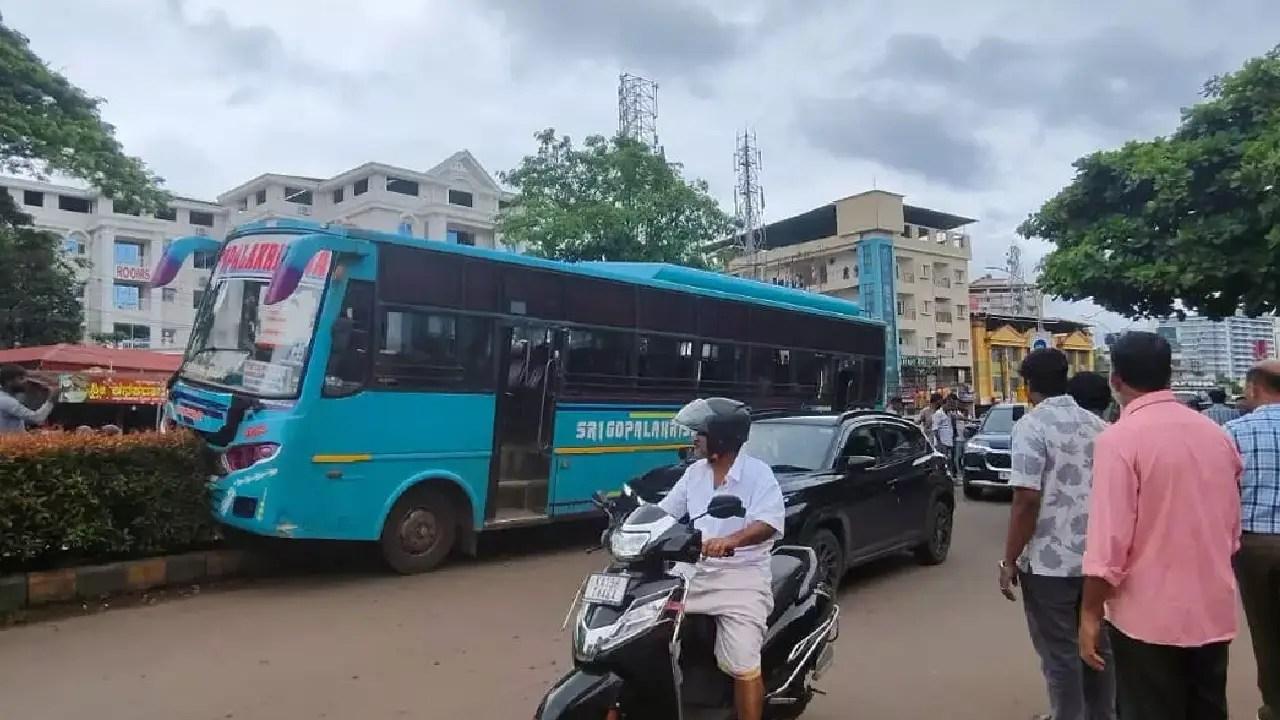 منگلورو : چلتی بس میں ڈرائیور کا بلڈ پریشر کم ہو گیا - بس ڈیوائڈر پر چڑھ گئی - تمام مسافر محفوظ
