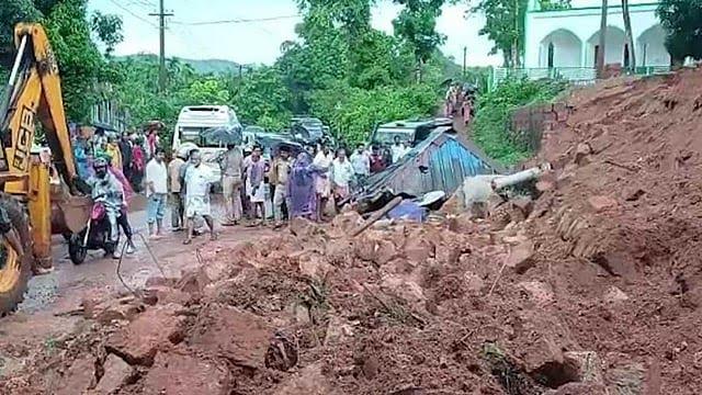 کاسرگوڈ میں بھاری بارش - بس شیلٹر پر دیوار گرنے سے دو بھائیوں کی موت - ایک بچہ زخمی