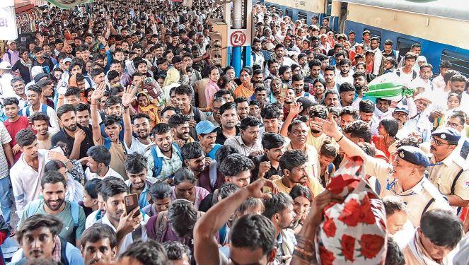 بہار: کانسٹیبل بھرتی امتحان کے دوران پاٹلی پُتر اسٹیشن میدانِ جنگ بن گیا، طلبہ کے ہنگامے پر پولیس فائرنگ، 6 گرفتار