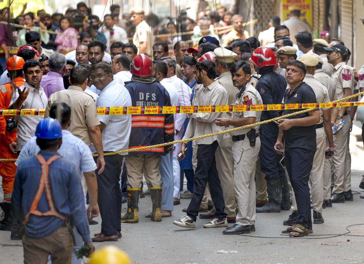 دہلی ہوٹل آتشزدگی: اپنوں کی تلاش میں تڑپتے لواحقین، لاشوں کی شناخت نے بڑھائی پریشانی