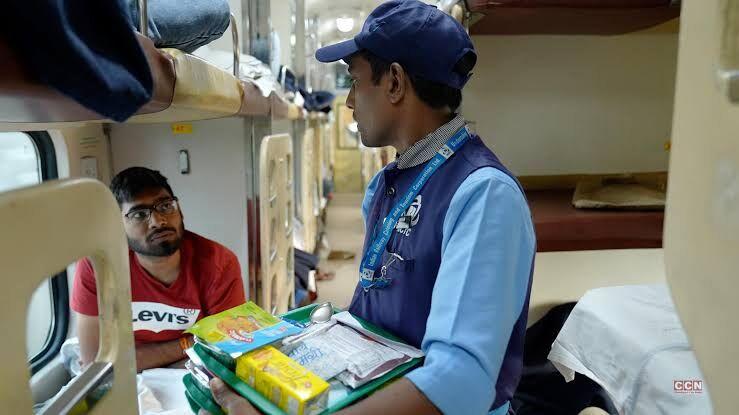 گیس کی کمی کے درمیان آئی آر سی ٹی سی کا بڑا فیصلہ، کیٹرنگ یونٹس کو برقی آلات کے استعمال کی ہدایت