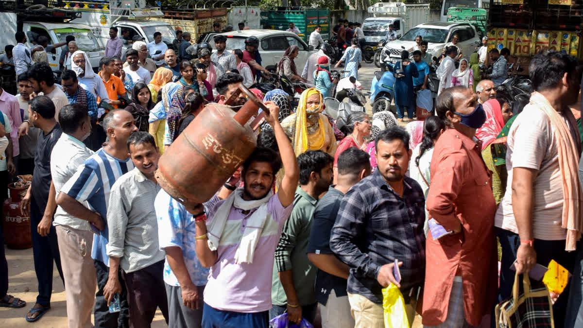 یقین دہانیوں کے باوجود ایل پی جی بحران برقرار، کئی ریاستوں میں گیس کیلئے لمبی قطاریں