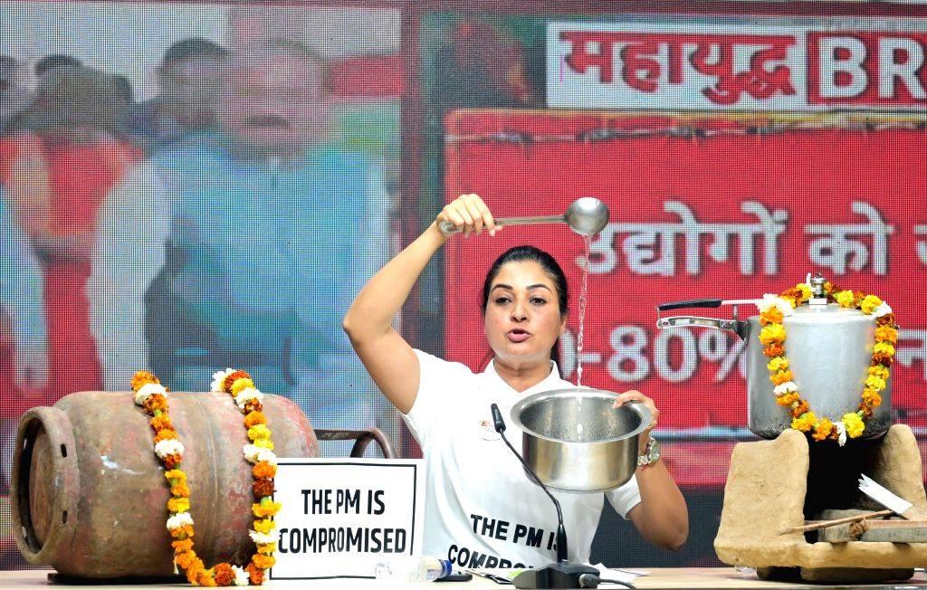 ایل پی جی قلت اور پولیس کارروائی پر مہیلا کانگریس برہم، الکا لامبا کا مودی حکومت پر سخت حملہ