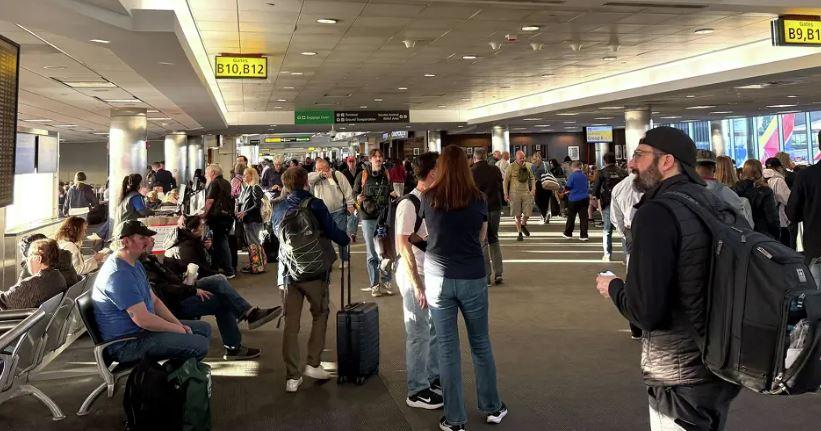 امریکہ کے چار بڑے ایئرپورٹس پر بدبو سے ہنگامی صورتحال، فضائی خدمات عارضی طور پر بند