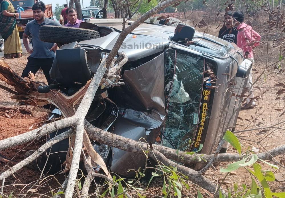 بھٹکل : درخت سے ٹکرا کر اسکول بس الٹ گئی - معمولی طور پر زخمی ہوئے ڈرائیور اور طلبہ