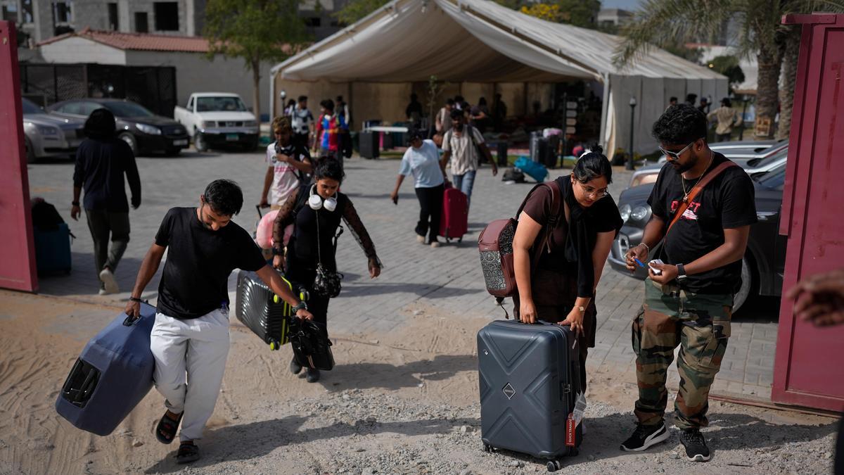 خلیجی ممالک میں جنگ کے خدشات، ہزاروں   ہندوستانی ملازمت چھوڑ کر وطن واپس