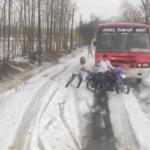 کرناٹک کے کئی حصوں میں شدید ژالہ باری؛ کئی علاقوں میں کشمیر جیسے مناظر، سڑکیں جام؛ آسمانی بجلی سے کمسن لڑکا ہلاک