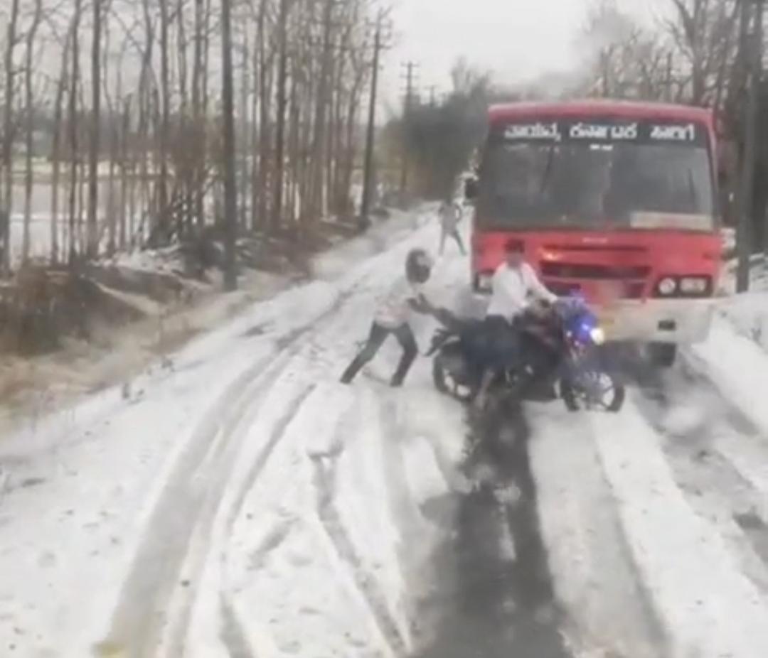 کرناٹک کے کئی حصوں میں شدید ژالہ باری؛ کئی علاقوں میں کشمیر جیسے مناظر، سڑکیں جام؛ آسمانی بجلی سے کمسن لڑکا ہلاک