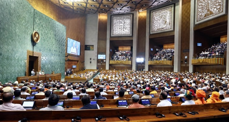 لوک سبھا میں اپوزیشن کا احتجاج، اوم برلا کے خلاف تحریک تو خارج مگر جانبداری کا مسئلہ اٹھا