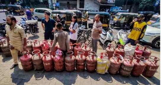 گیس سلنڈر بحران پر اپوزیشن کا حکومت پر حملہ، کئی ریاستوں میں تجارتی ایل پی جی کی سپلائی محدود